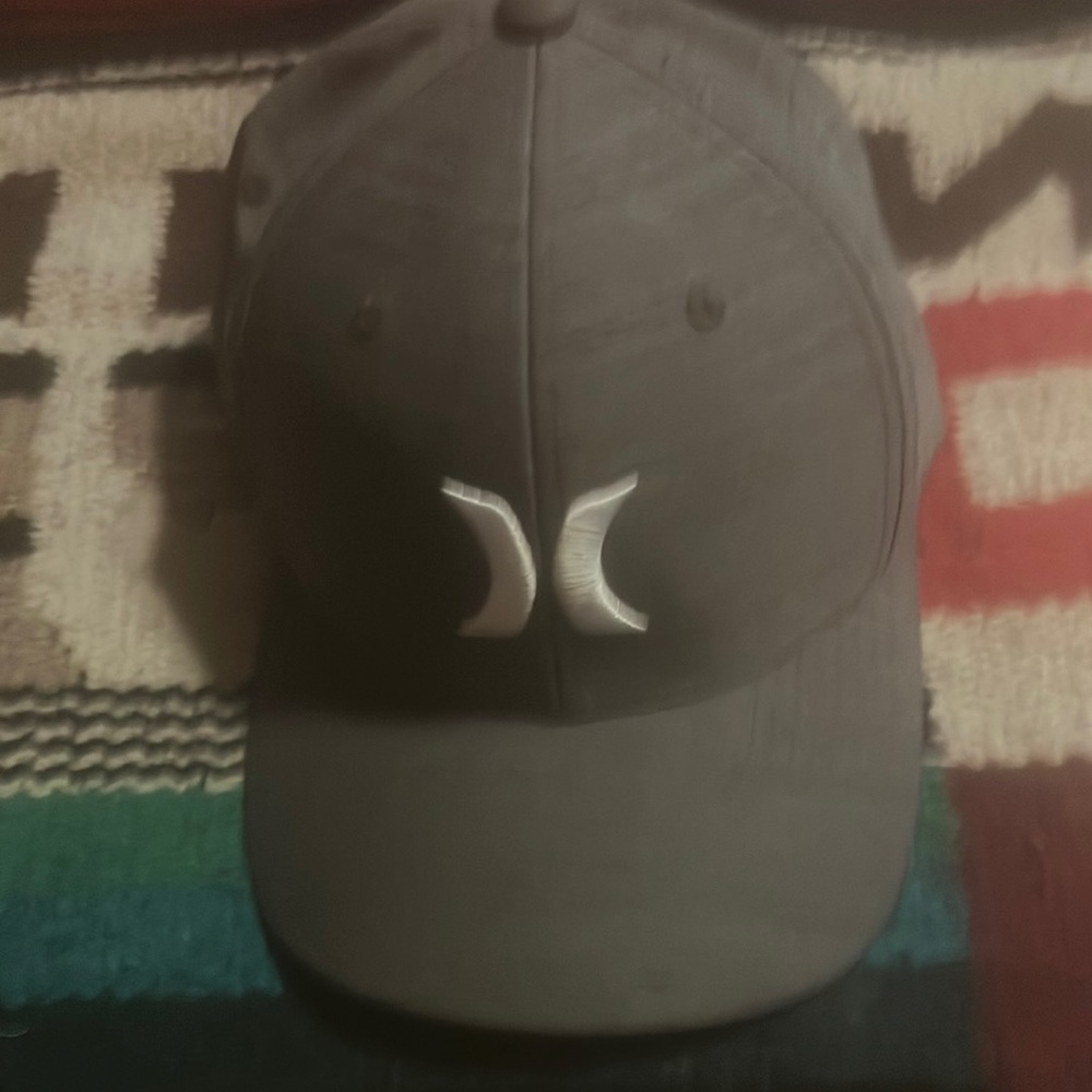Great and white Hurley fitted